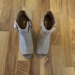 NWOT Qupid booties size 8